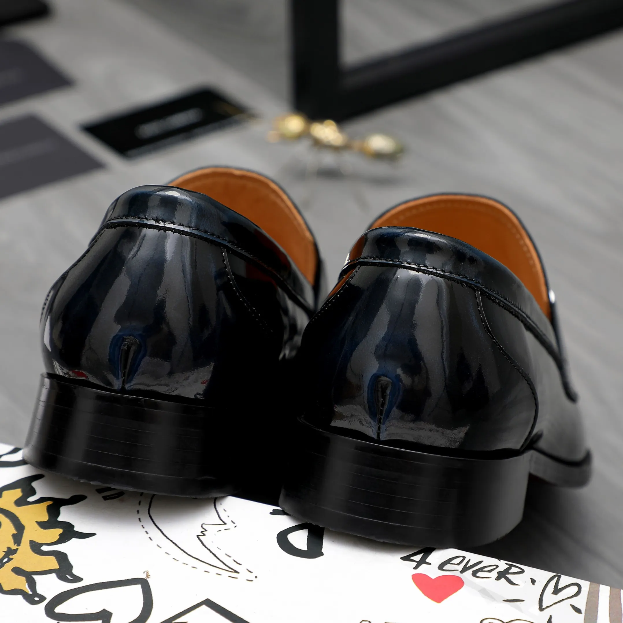 Men's shoes 💰500 Product trademark: DG (Dolce & Gabbana) business casual leather shoes Regular size: 38-45 (45 is custom-made and non-returnable) Product materials: Selected pearlescent polished cowhide upper, cowhide lining, original outsole